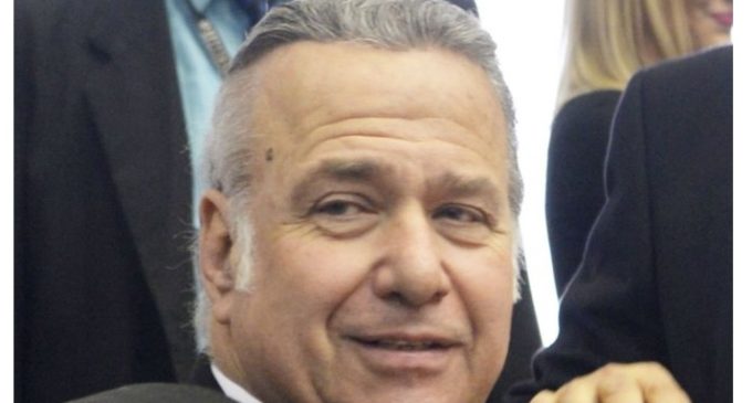 Todo un desafío: Premiarán a quien consiga “el peluquín de González Daher”