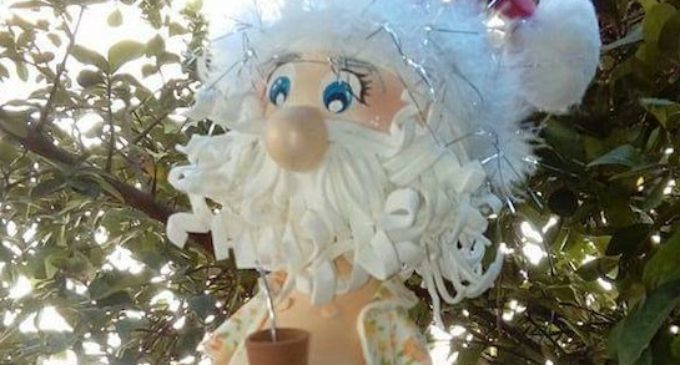 El Papa Noel “yuky”: con panza de cervecero, camisa abierta y tomando tereré