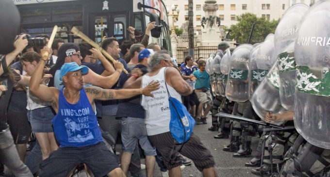 Ola de violencia se agolpó frente al Congreso argentino hoy