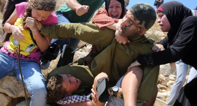 Tres mujeres arrestadas luego de ser filmadas atacando a soldados israelíes