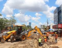 Comercios no pagan conexiones y utilizan una cuneta como desagüe cloacal