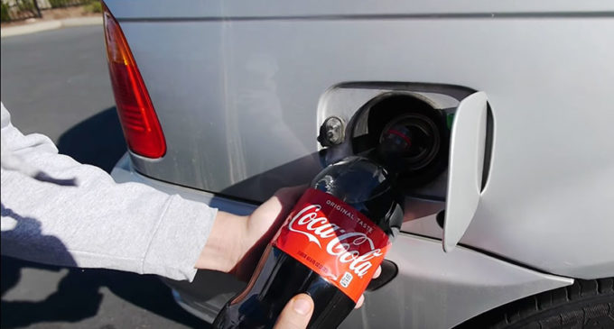 Esto pasa cuando le cargás gaseosa al tanque de tu vehículo