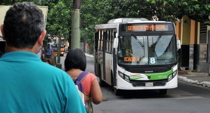 En días calurosos, buses con aire, son una opción para ancianos y personas hipertensas