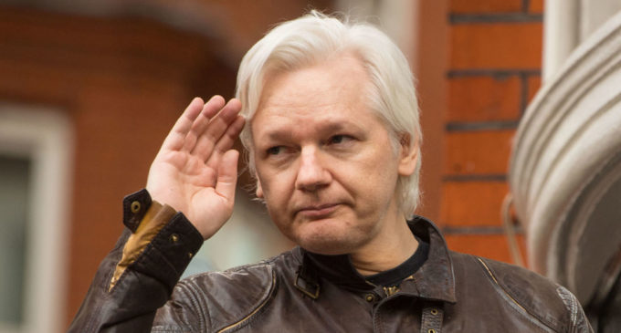 Ecuador nacionaliza al fundador de Wikileaks mientras sigue refugiado en su embajada