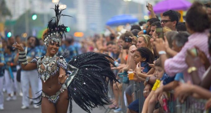 El carnaval se adelanta y toma Copacabana en Río de Janeiro