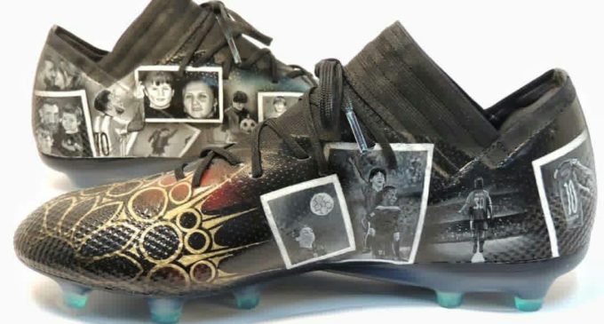 Messi se “enamoró” de los botines que le regaló una artista paraguaya