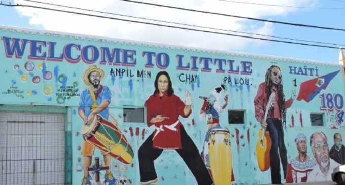 Habitantes de la Pequeña Haití en Miami gritan contra declaraciones Trump