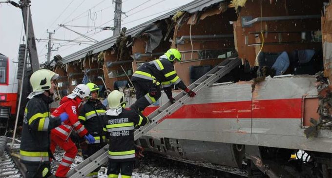 Un muerto y 22 heridos en Austria tras colición de trenes