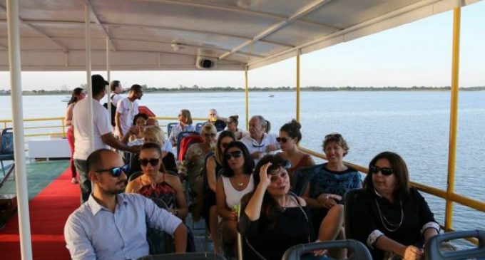 Invitan a paseo en aguas del río Paraguay desde el Catamarán