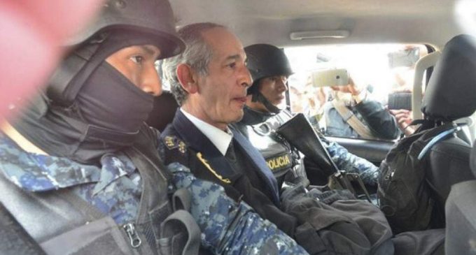 Arrestan a expresidente de Guatemala y al presidente de Oxfam por corrupción