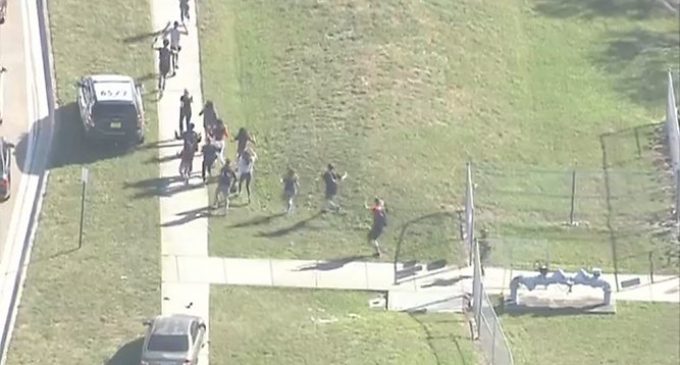 Ataque en escuela de Florida deja un muerto y unos 20 heridos