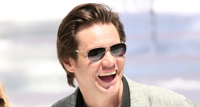 Jim Carrey borra su cuenta de Facebook y critica a la red social