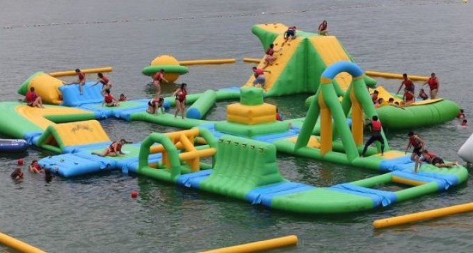 Hoy inauguran el primer parque acuático flotante del país