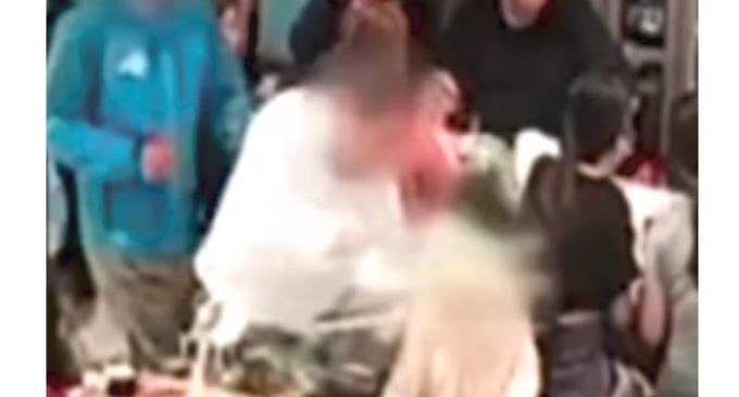 Le lanzó una sopa hirviendo a una joven “por tener el cabello largo” y le dejó quemaduras en la cara