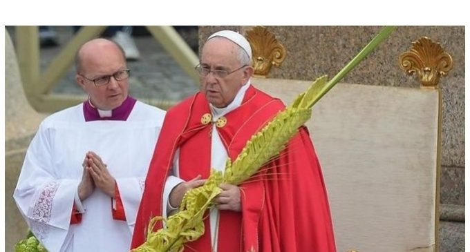 Papa Francisco celebra misa Domingo de Ramos llamando a los jóvenes “a levantar la voz”