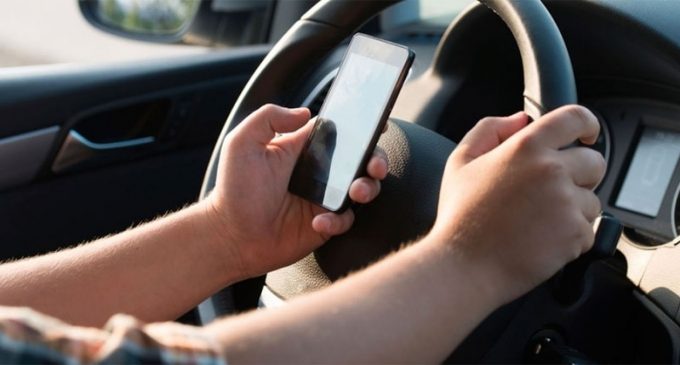 Evita accidentes de tránsito, no te distraigas al conducir