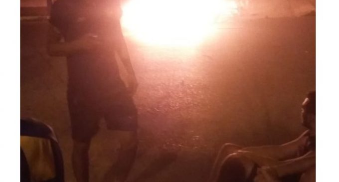 Reclamos con quema de neumáticos frente al Sportivo Luqueño por parte de barrabravas