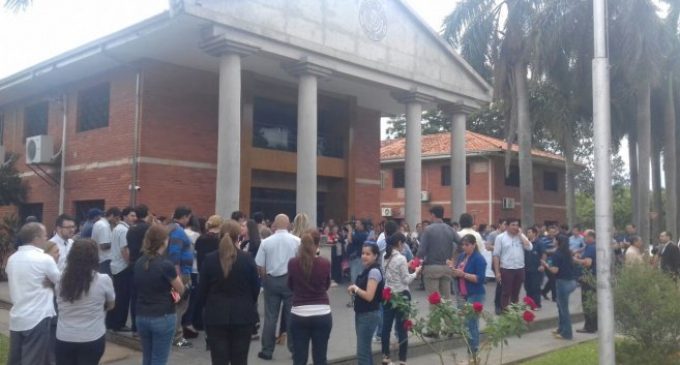 Funcionarios de la UNA analizan realizar una huelga