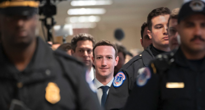Zuckerberg asume culpa por filtración de datos