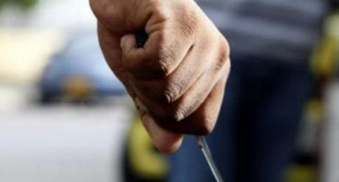 La hirió en el cuello y mató a su pareja