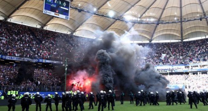 Caos en la Bundesliga: el Hamburgo descendió por primera vez en su historia y se generaron incidentes