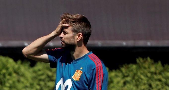 Por molestias, Piqué no completó entrenamiento
