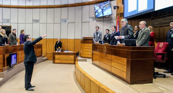 “Me ofreció US$ 500.000 por la renuncia del presidente”: Nuevo senador acusa al ‘emisario del patrón’