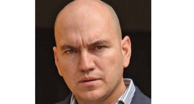 Denuncian agresión de exministro del Interior: “Me tiró una lata de cerveza y se abalanzó para pegarme”