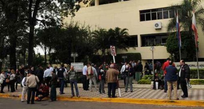 Funcionarios de Municipalidad de Asunción se unen a manifestación contra Superintendencia del IPS