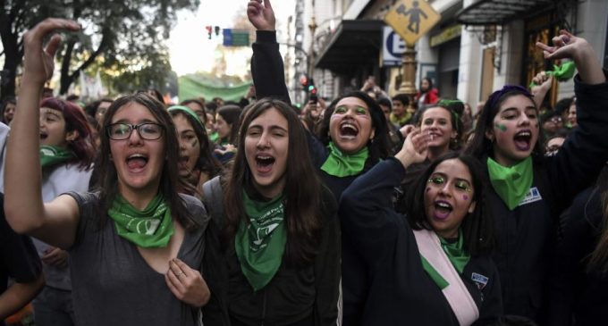 Diputados aprueban aborto legal en Argentina