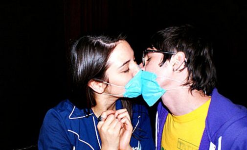 Si tu pareja está con gripe ¡no la beses!