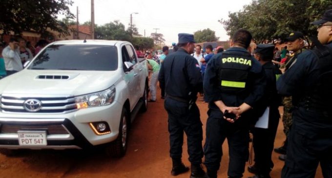 Maestra reprochó a su alumno, y el padre llegó con un fusil al colegio