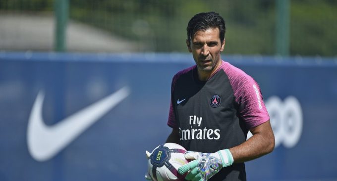 PSG recibe tres goles en el debut de Buffon