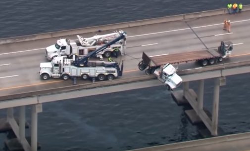 Sorprendente: Camión queda colgado de un puente sobre un río