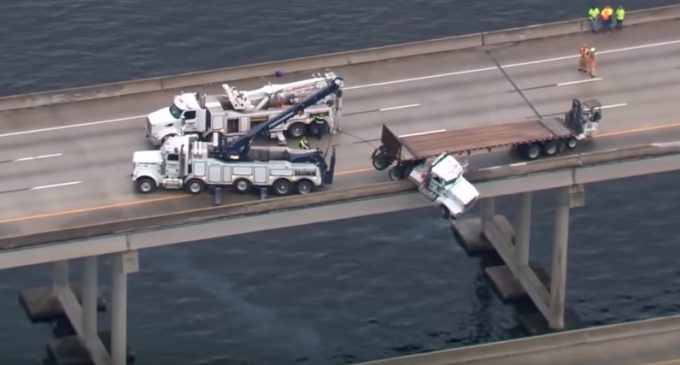 Sorprendente: Camión queda colgado de un puente sobre un río