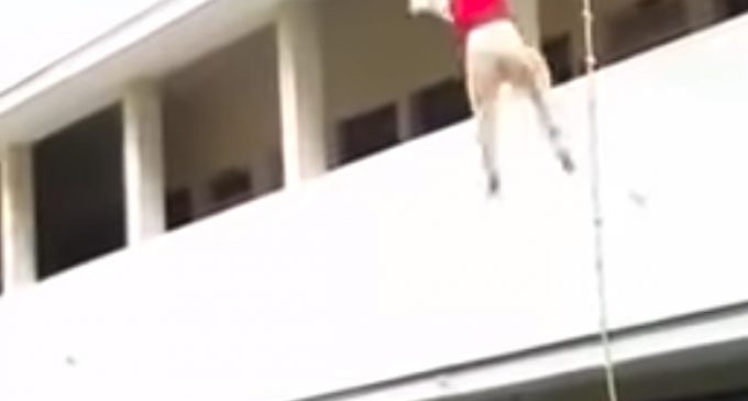 Una estudiante murió al caer de un tercer piso durante un simulacro (VIDEO)