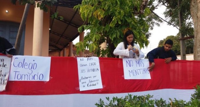 Estudiantes de San Pedro continúan toma de colegio