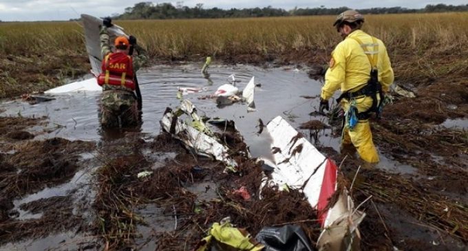 Continúan trabajos de retiro de avioneta de en medio de esteros