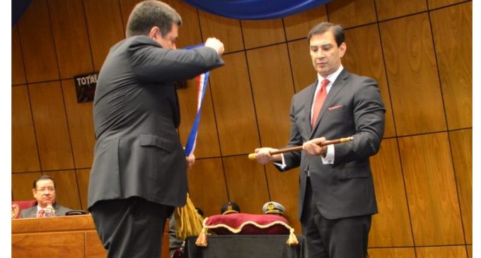 Cartes entregó mando en el Congreso