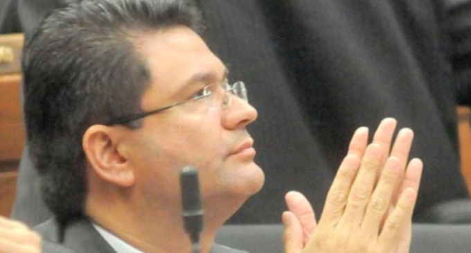 Con abstenciones salvan a Ibáñez