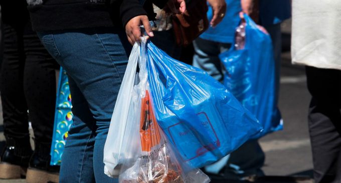 Chile se convierte en el primer país latinoamericano en prohibir a comercios dar bolsas de plástico