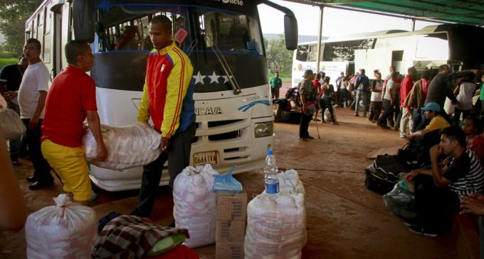 Centenares de venezolanos sobreviven en las calles de Brasil