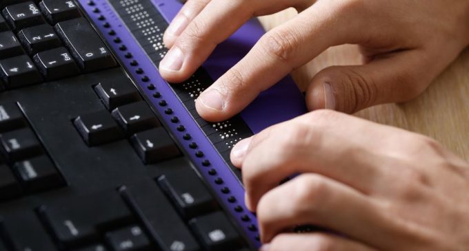 Robaron a no vidente y se llevaron su computadora especial