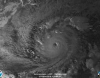 Poderoso huracán Lane se debilita camino a Hawái, aunque amenaza continúa