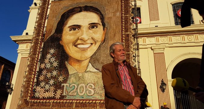 Instalan retablo de Chiquitunga frente a la Catedral Metropolitana