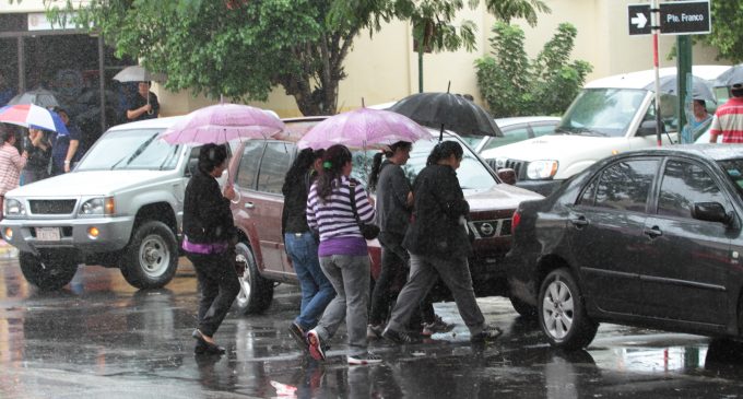 Anuncian viernes fresco y lluvioso en todo el país