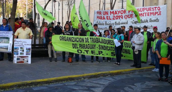 Sindicato docente se manifiesta en exigencia de mayor presupuesto