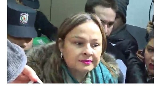 Juez defiende resolución de prisión preventiva para esposa de Díaz Verón
