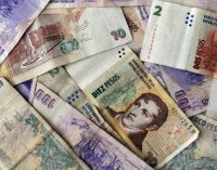 Argentina sube la tasa de interés al 60% ante el desplome del peso