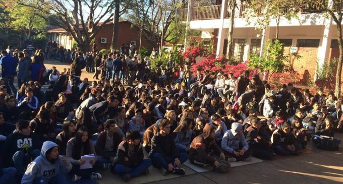 Colegios se movilizan contra aprobación de Notas Reversales